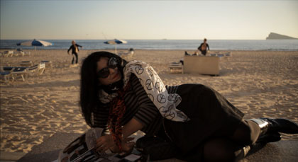 Marjane Satrapi sur la plage de Benidorm dans La Bande des Jotas
